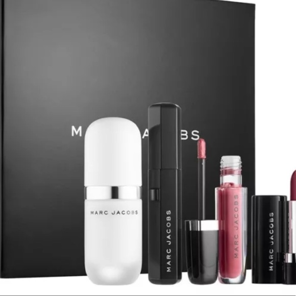 Marc Jacobs Other - Marc Jacobs effortlessly irresistible 5 piece beauty collection